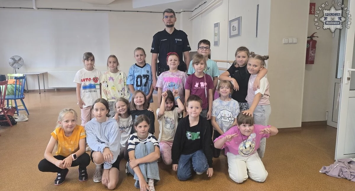 NEWS, Bezpieczne wakacje policją oficer prasowy spotkał dziećmi - zdjęcie, fotografia
