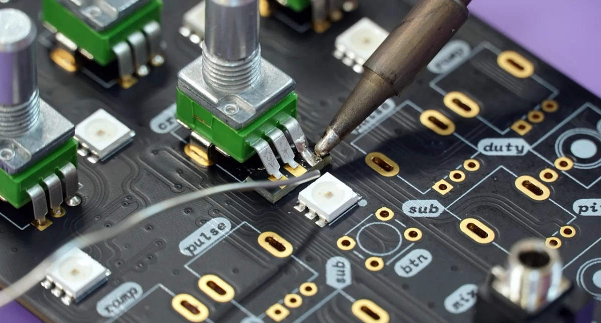 Informator gospodarczo reklamowy, Praca zespołowa elektronice komunikacja interdyscyplinarność napędzają innowacje - zdjęcie, fotografia