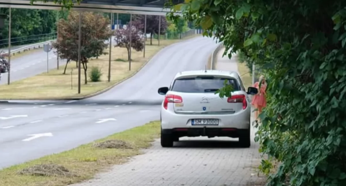 NEWS, Służbowy citroen prezydenta Mysłowic jechał chodniku Policja wszczyna postępowanie - zdjęcie, fotografia