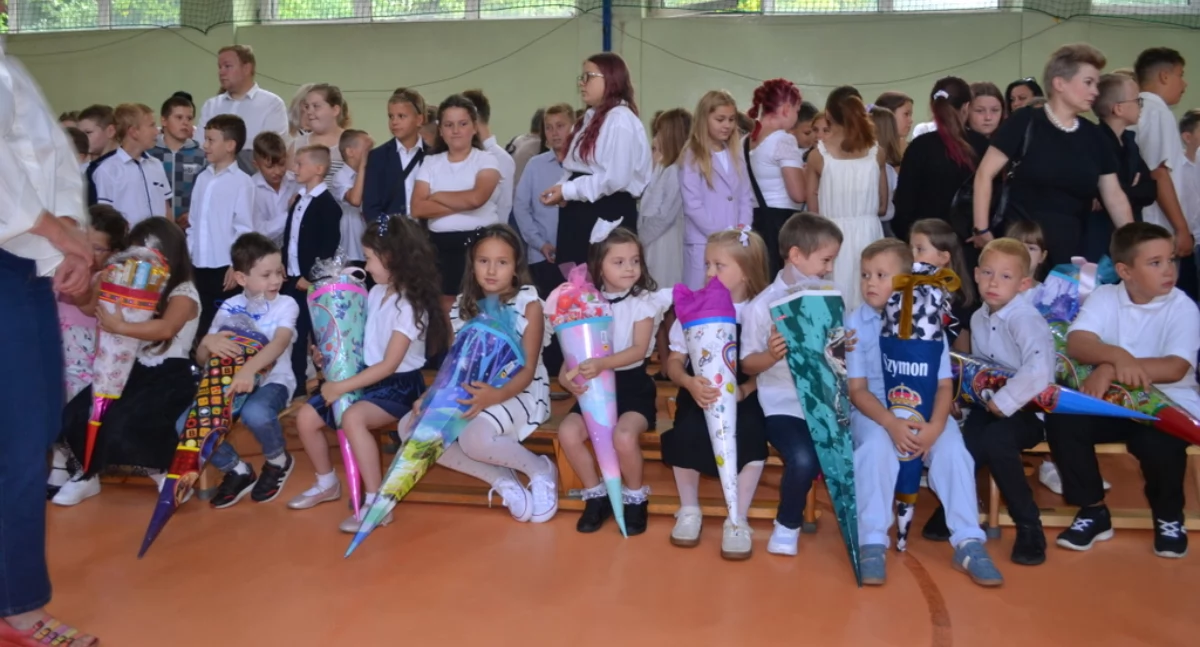 EDUKACJA, września zabrzmiał pierwszy dzwonek Uczniowie wrócili szkół - zdjęcie, fotografia