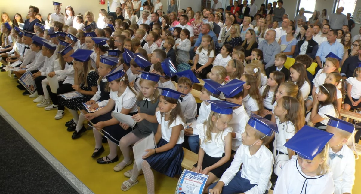 EDUKACJA, Czterdziestu pierwszoklasistów rozpoczęło naukę szkole Laryszu - zdjęcie, fotografia