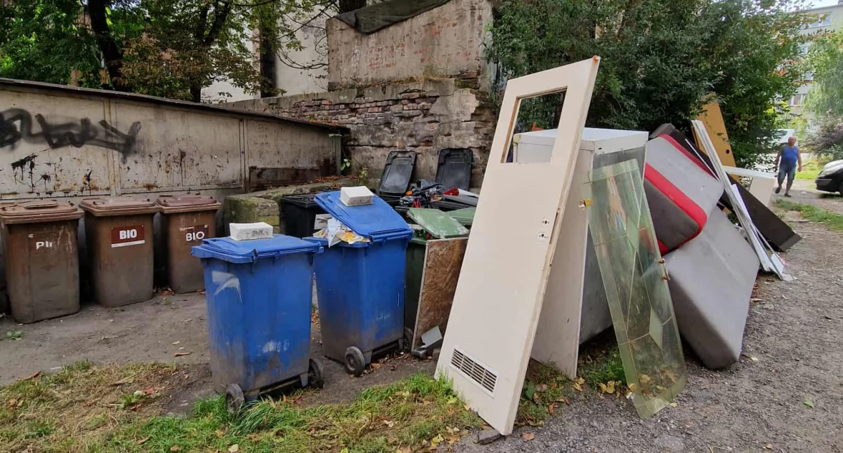 NEWS, Robią kilometry śmietnika workami śmieci - zdjęcie, fotografia