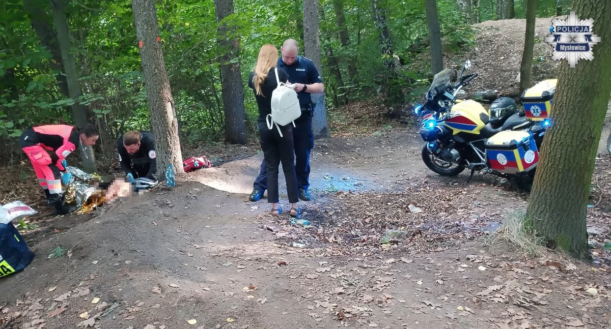 Kronika kryminalna, Policjanci pomogli rannemu chłopcu - zdjęcie, fotografia
