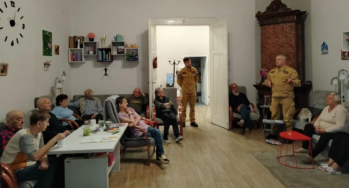 Strażacy opowiedzieli seniorom, jak postępować w razie pożaru lub innego zagrożenia. Fot. MOPS Mysłowice