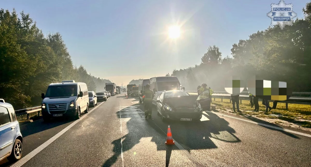 Wypadki drogowe, Kolizja samochodów autostradzie - zdjęcie, fotografia