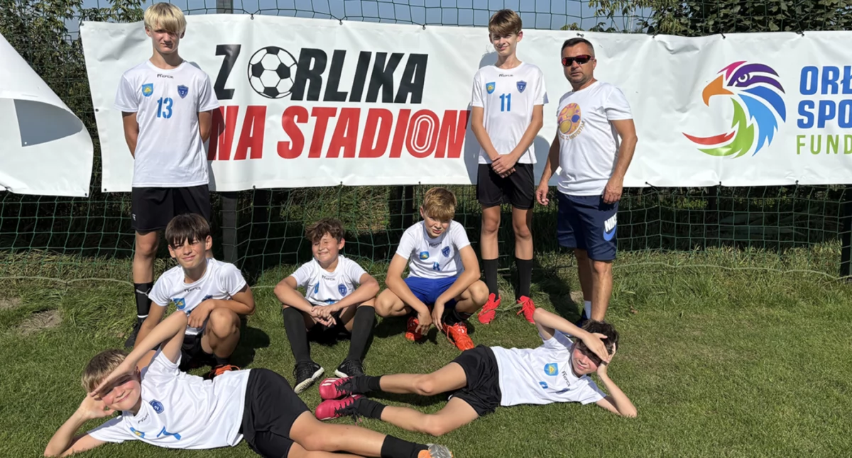 Piłka nożna, Orlika Stadion Zmagania młodych piłkarzy Chełmie Śląskim - zdjęcie, fotografia