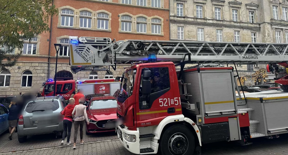Pożary straż pożarna, Alarm ewakuacja Urzędu Miasta Mysłowice - zdjęcie, fotografia