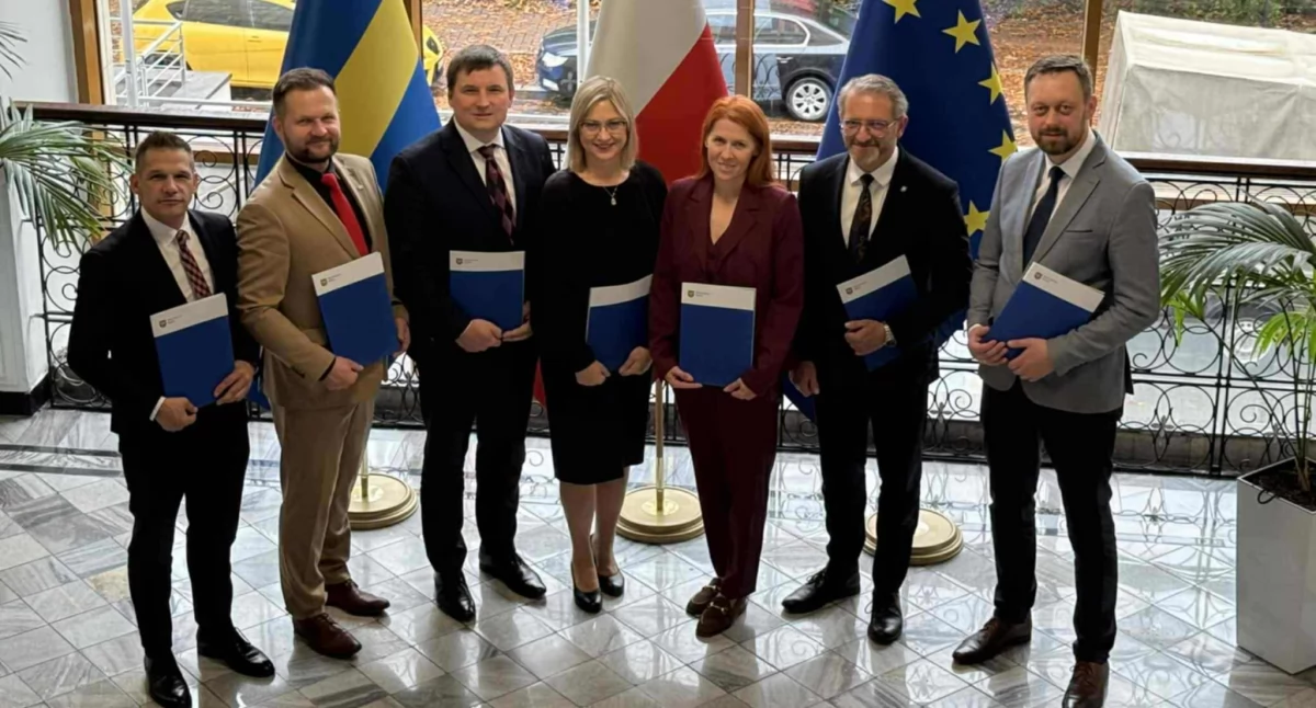 SAMORZĄD, Listy gratulacyjne zarządu województwa śląskiego Fundusze Europejskie zasiliły inwestycje Śląsku - zdjęcie, fotografia