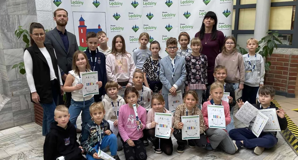 EDUKACJA, Dzieci entuzjazmem poznają pracę samorządu lokalnego podczas wizyty ratuszu - zdjęcie, fotografia