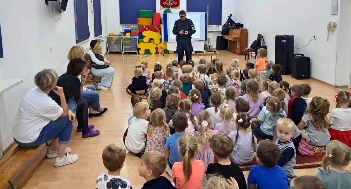 EDUKACJA, Policjanci edukują najmłodszych - zdjęcie, fotografia