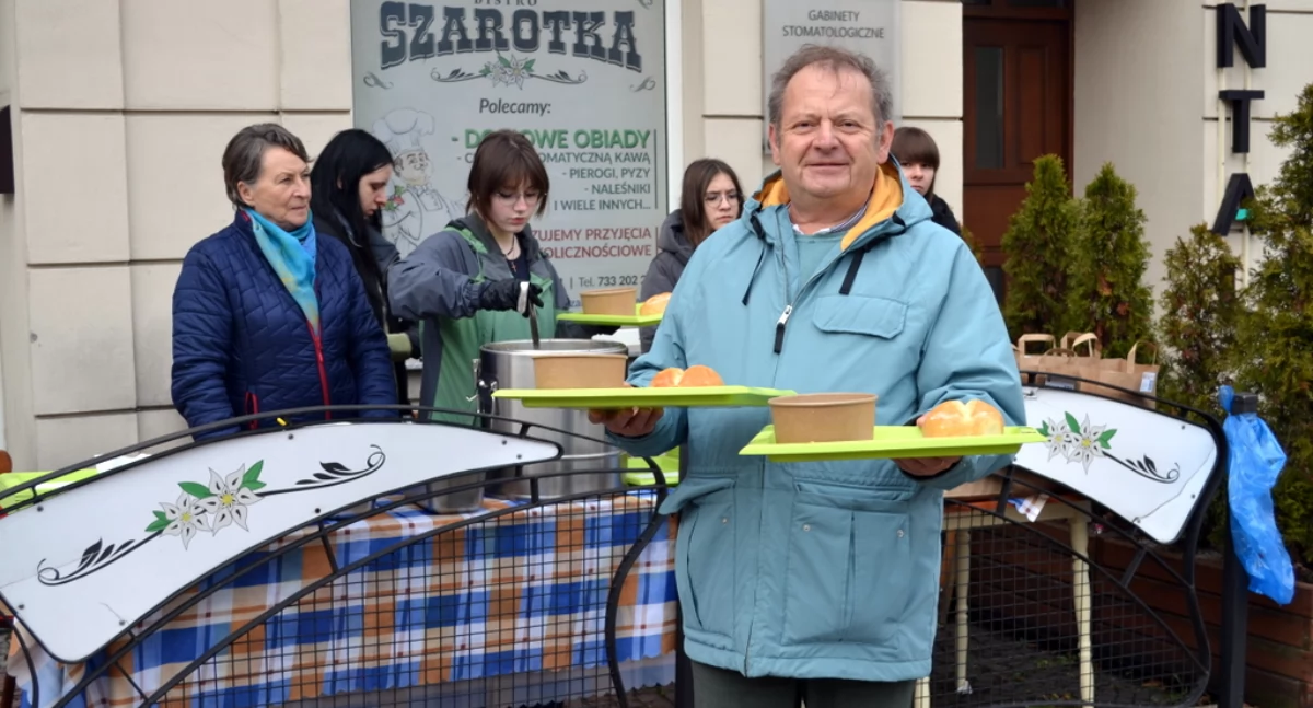 NEWS, Ciepła dobre słowo potrzebujących Światowy Dzień Ubogich mysłowickim Rynku - zdjęcie, fotografia