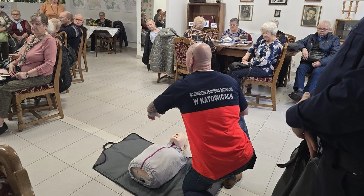 NEWS, Policjanci rozmawiali seniorami bezpieczeństwie ruchu drogowym - zdjęcie, fotografia