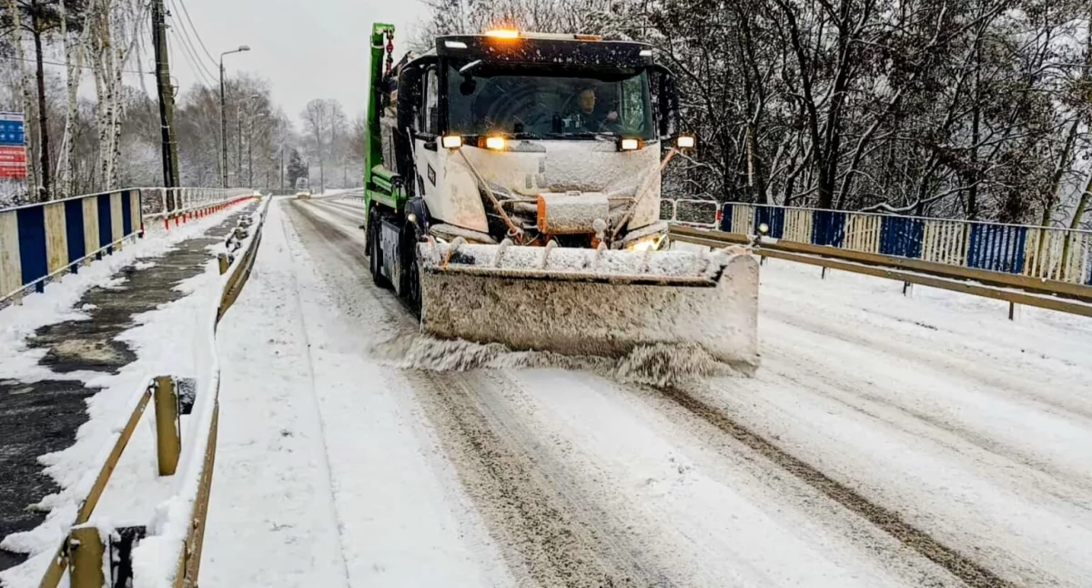 Służby od wczesnego ranka odśnieżają ulice. Fot. ZOMM