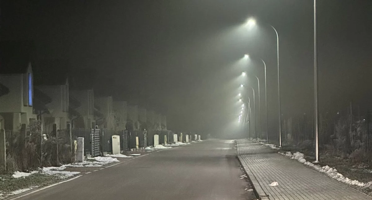 BIZNES I INWESTYCJE, oświetlenie ulicy Wiosennej Chełmie Śląskim działa - zdjęcie, fotografia