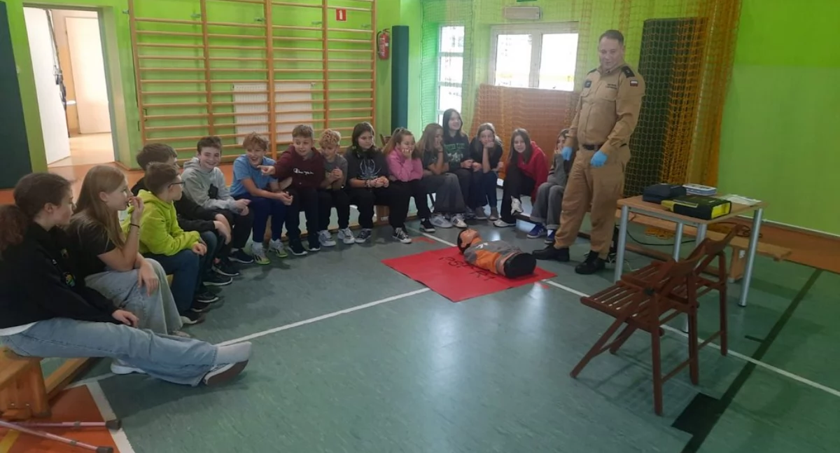 EDUKACJA, Strażacy uczyli młodzież ratować życie - zdjęcie, fotografia