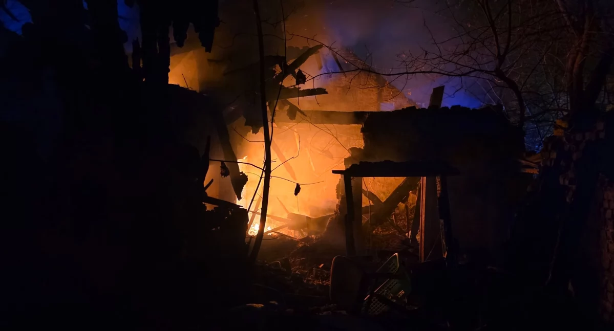 Pożary straż pożarna, Nocny pożar pustostanu Brzęczkowicach - zdjęcie, fotografia