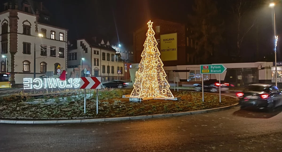 NEWS, świetlna ozdoba rondzie - zdjęcie, fotografia