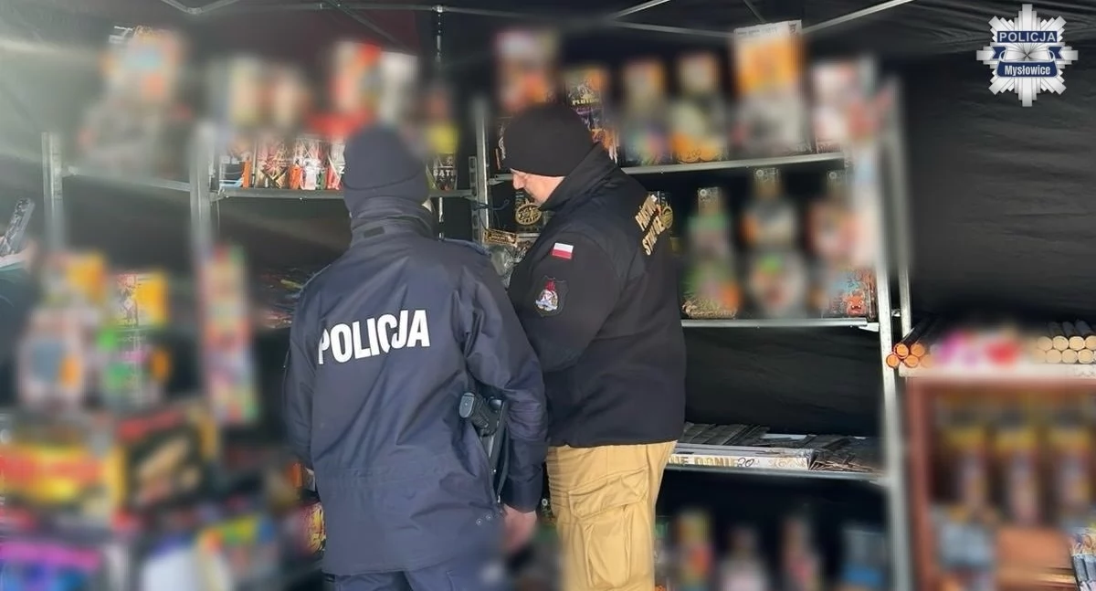 Komunikaty policji, Policja straż pożarna prowadzą kontrole punktach sprzedaży fajerwerków - zdjęcie, fotografia