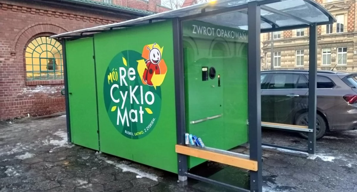 Recyklomat przy Biedronce przy ul. Powstańców