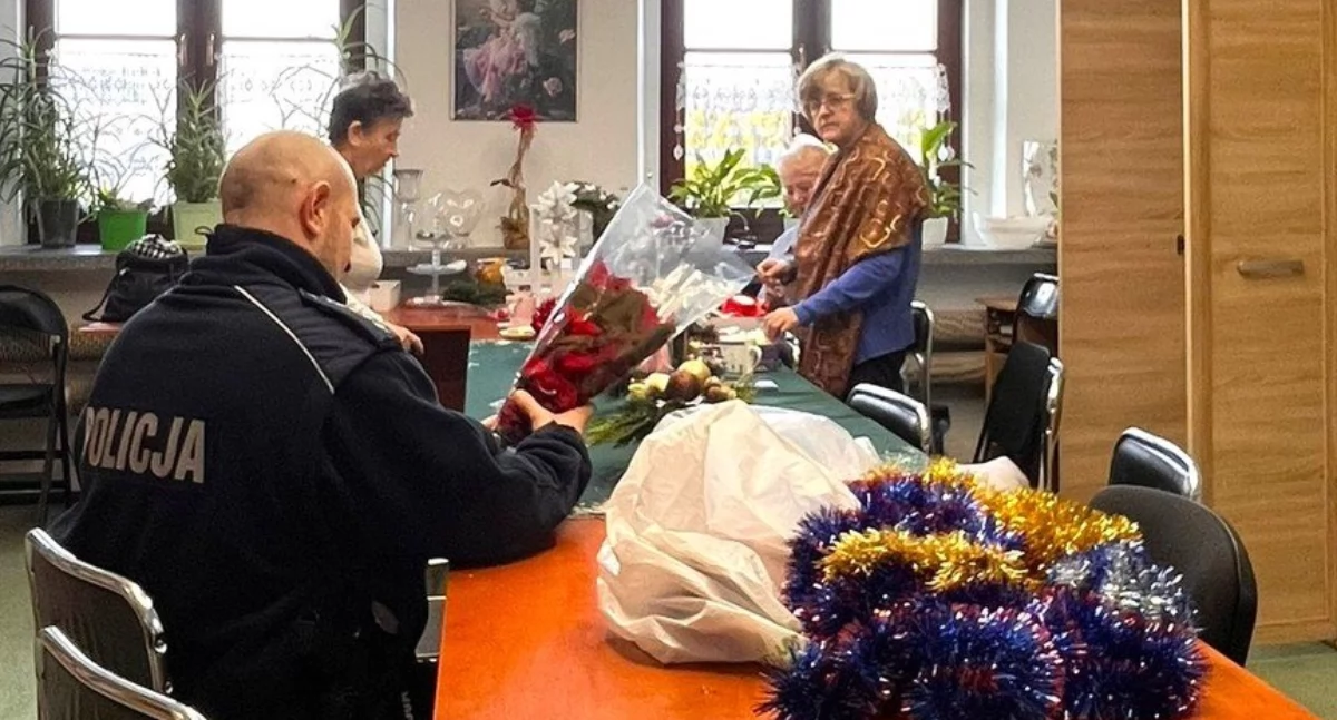 Komunikaty policji, Dzielnicowy spotkał seniorami - zdjęcie, fotografia