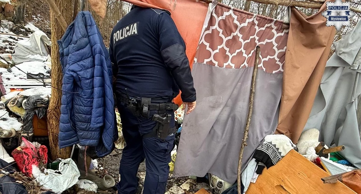 NEWS, Policjanci kontrolują miejsca których przebywają osoby bezdomne - zdjęcie, fotografia