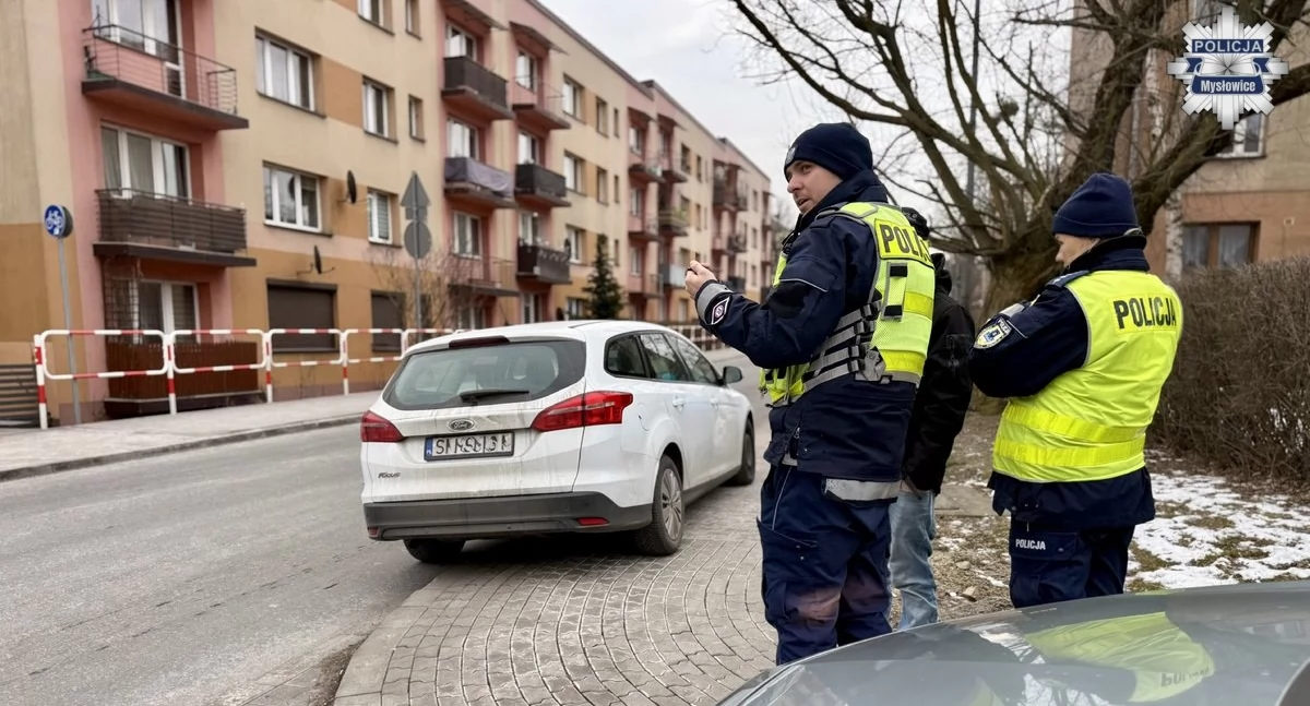 Kronika kryminalna, Policjanci pilnują bezpieczeństwa pieszych - zdjęcie, fotografia