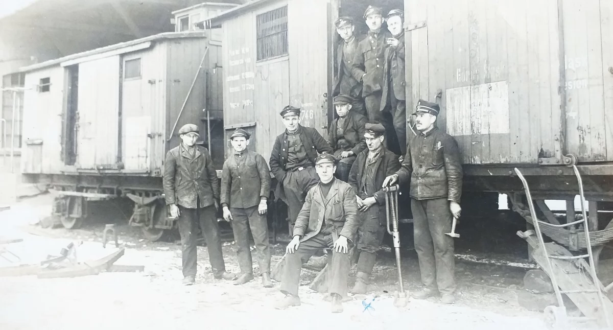 Wagonownia stacji Mysłowice i miejscowi kolejarze, ok. 1925 r.
