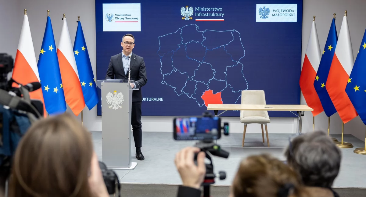 Minister infrastruktury Dariusz Klimczak zatwierdził aneksy do Programów Inwestycji dotyczące rozbudowy blisko 120 km autostrady A4 w województwie śląskim i małopolskim. Fot. www.gov.pl