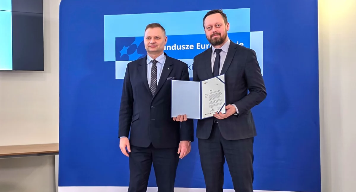 SAMORZĄD, Dofinansowanie imielińskich przedszkolaków burmistrz odebrał gratulacyjny - zdjęcie, fotografia