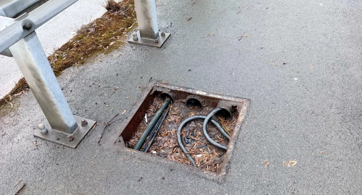 NEWS, Kable wierzchu zniknęła pokrywa - zdjęcie, fotografia
