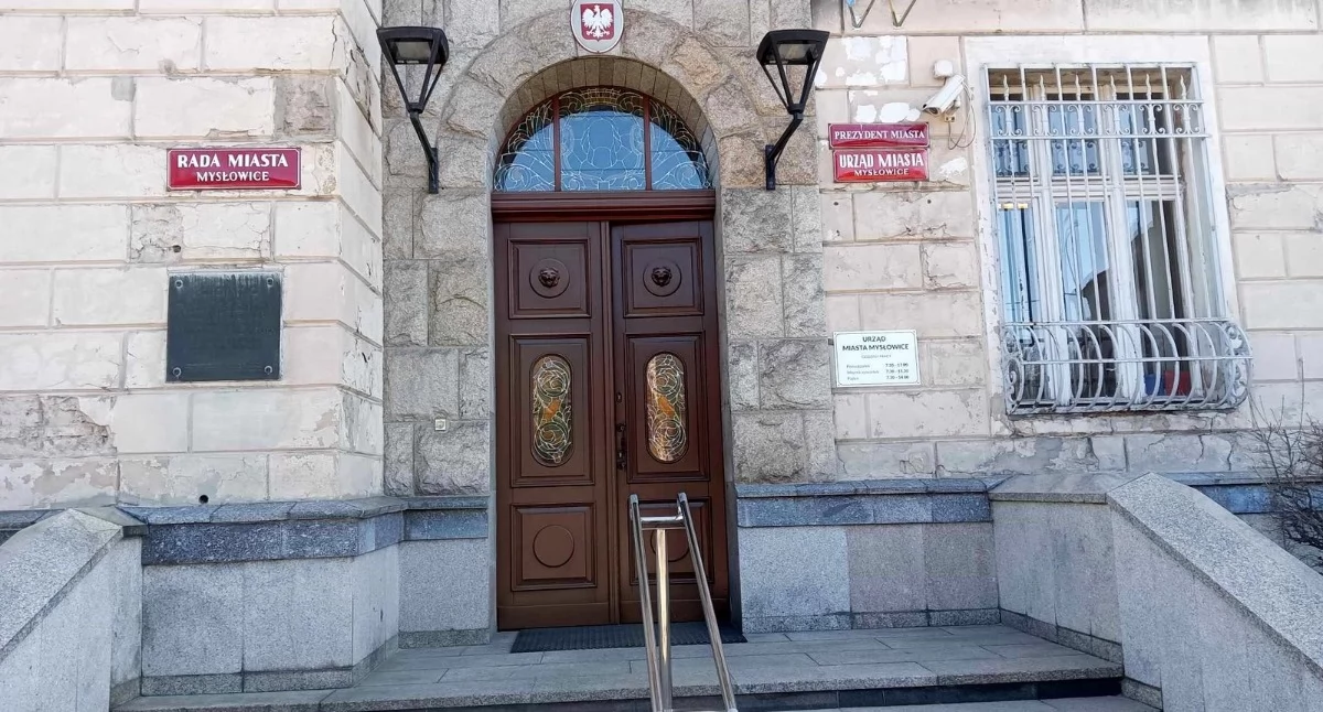 NEWS, zasady Urzędzie Miasta Mysłowice Chodzenie budynku tylko urzędnikiem - zdjęcie, fotografia