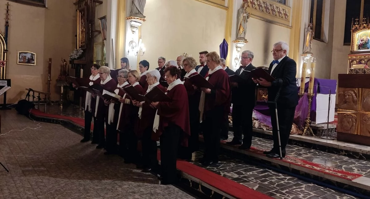 Koncerty i muzyka, krzyżu cierpienie muzyce nadzieja Pasyjny koncert kościele - zdjęcie, fotografia