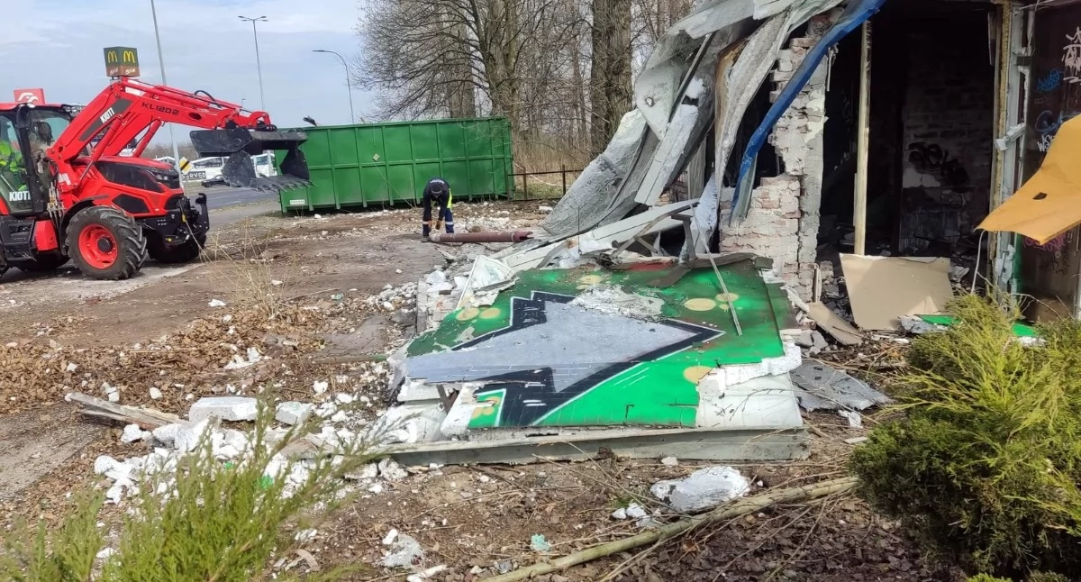 NEWS, rozbiórka pustostanu Bończyku Rudera znika krajobrazu Mysłowic - zdjęcie, fotografia