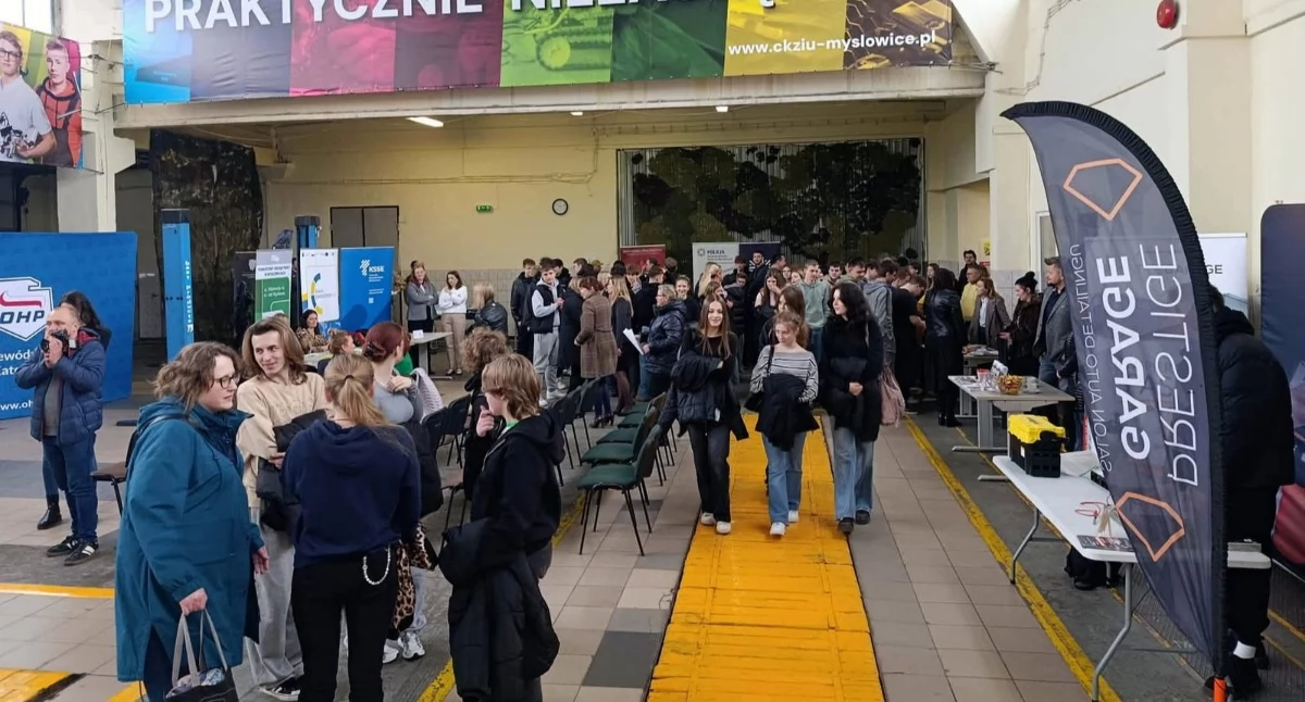 EDUKACJA, Targi pracy odbyły Mysłowicach Szansa uczniów osób szukających zatrudnienia - zdjęcie, fotografia