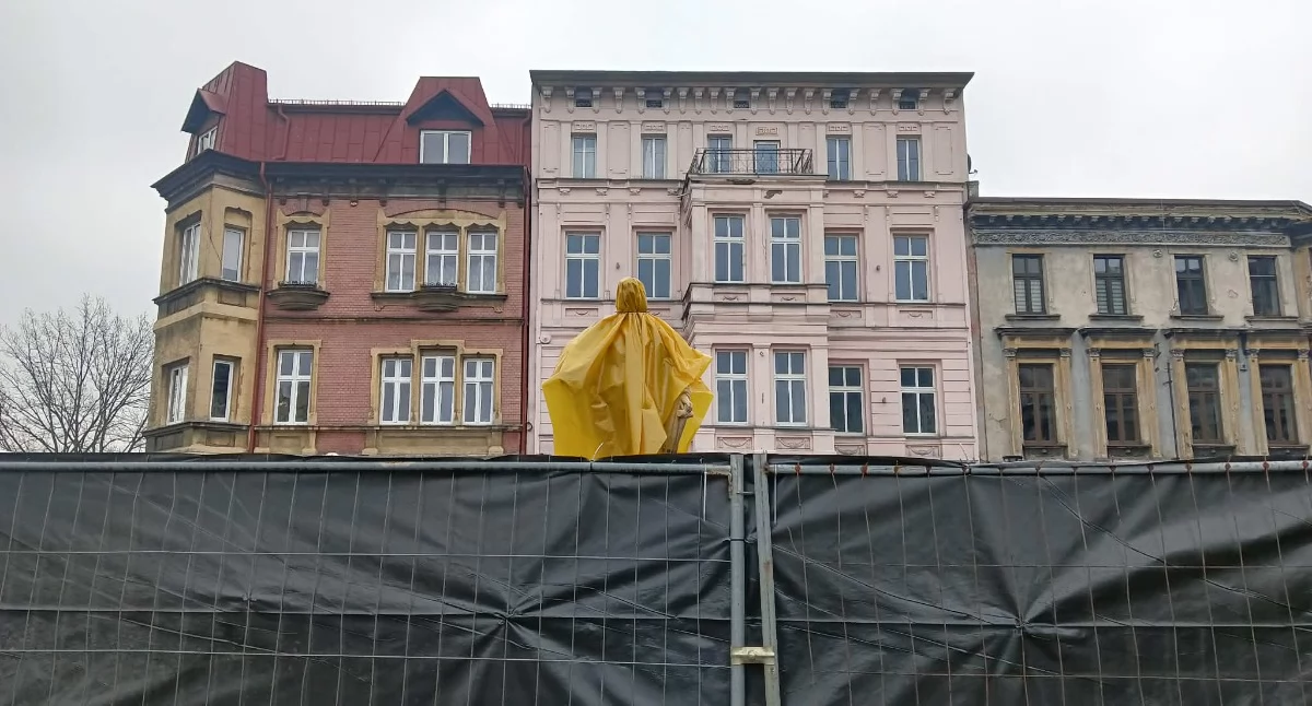 Piaskowiec, z której wykonana jest fontanna, został oczyszczony