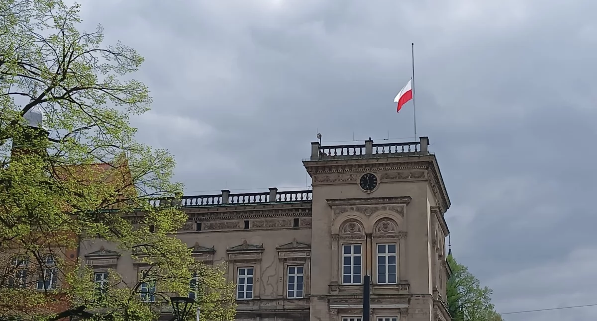 NEWS, Flaga budynku Urzędu Miasta Mysłowice opuszczona połowy masztu Mysłowice żegnają posła Łukasza Litewkę - zdjęcie, fotografia