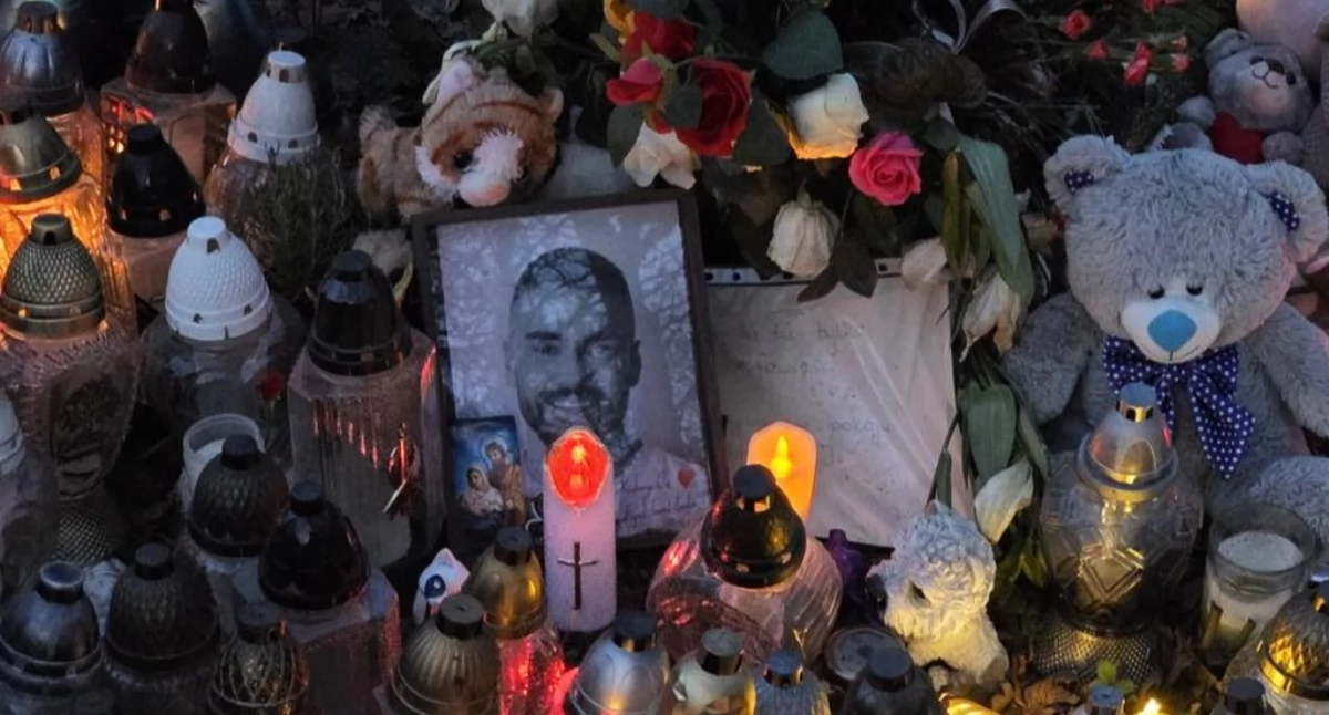 W miejscu, gdzie zginął poseł Łukasz Litewka, ludzie zapalają znicze