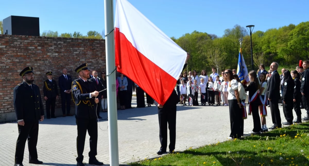 Najważniejszym punktem uroczystości było podniesienie biało-czerwonej flagi na maszt