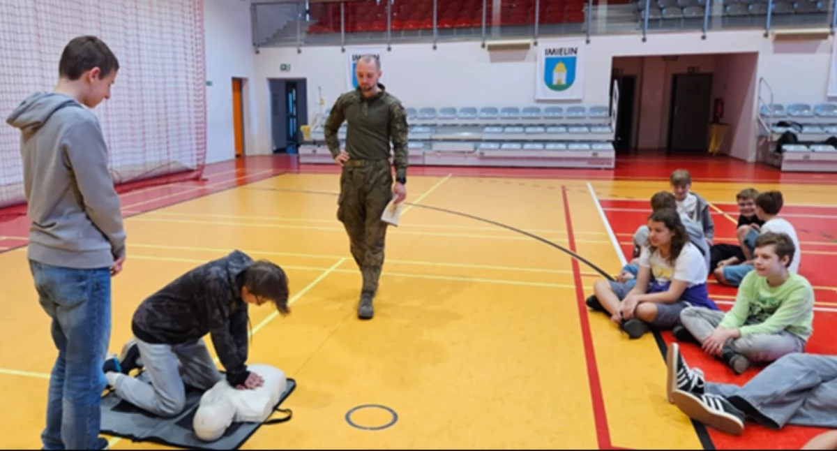 EDUKACJA, Siódmoklasiści Imielina szkolili wojskiem pierwsza pomoc tylko - zdjęcie, fotografia