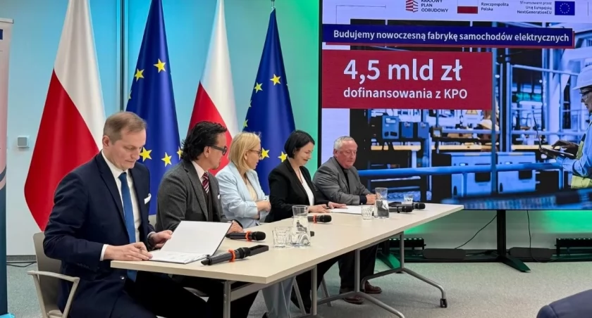 Podpisanie umowy. Fot. ElectroMobility Poland
