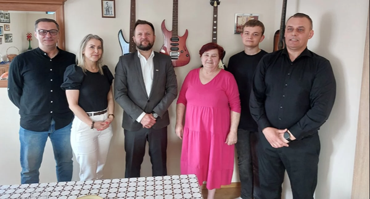 Koncerty i muzyka, „Moje miasto Lędziny” pozostaje muzycznym symbolem Władze miasta podziękowały rodzinie Henryka Morkisza - zdjęcie, fotografia