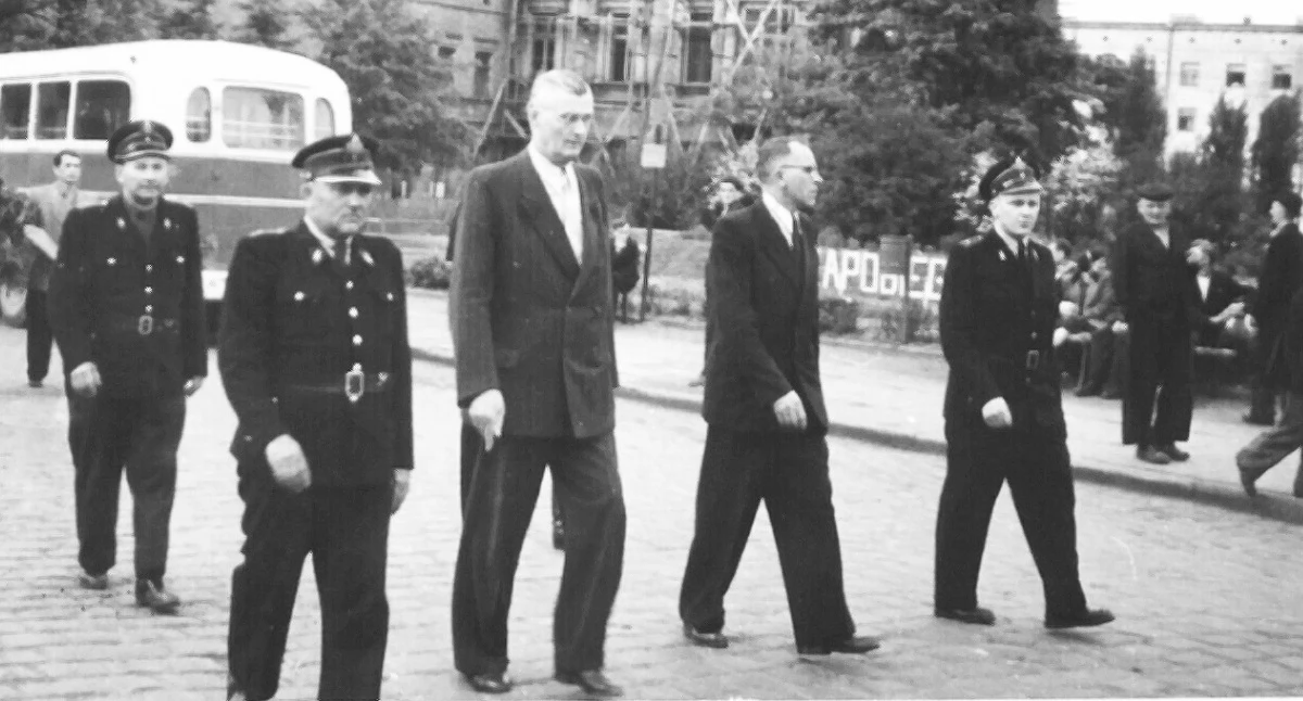 Paweł Zingler – najwyższy pośrodku. Plac Wolności, lata 60. XX w.