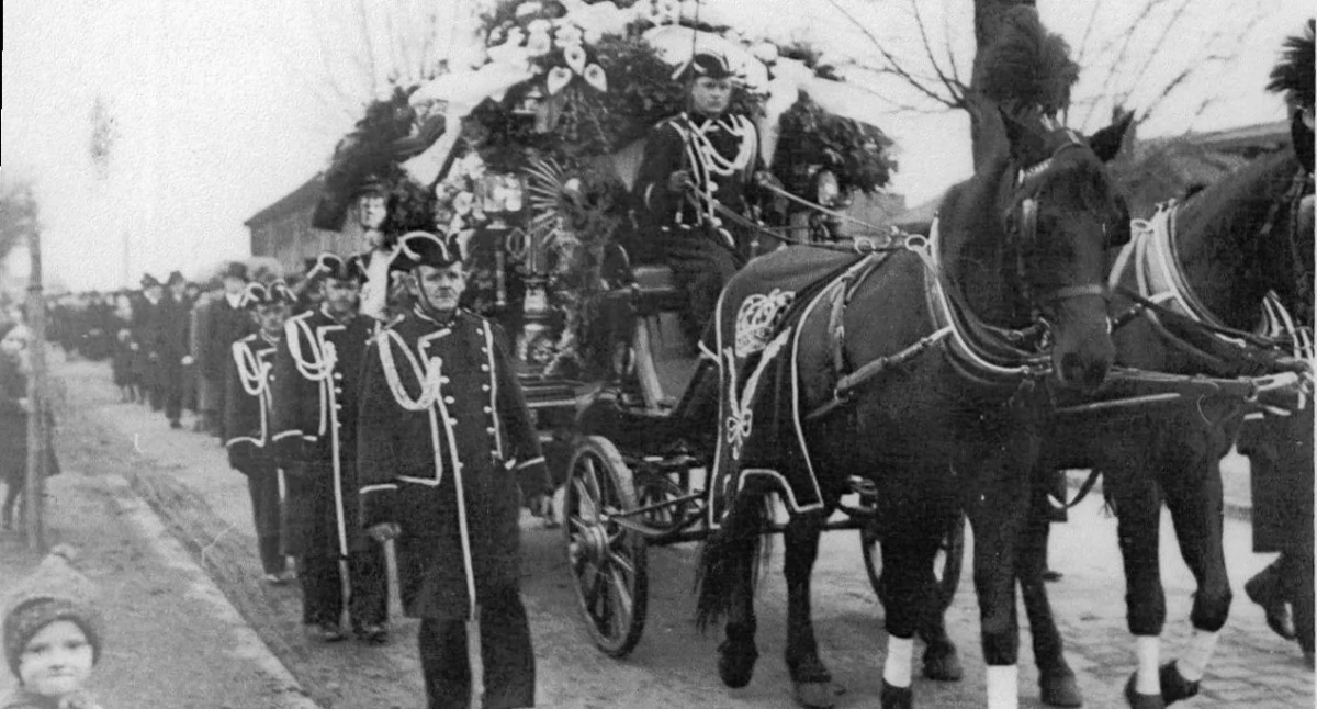 Pogrzeb Otto Fritscha. Karawan podąża ulicą Oświęcimską w stronę cmentarza ewangelickiego, 1925 r.