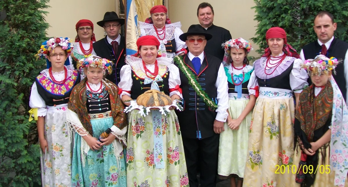 Grupa kobiet w malowanych fortuchach