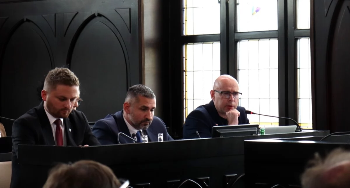 NEWS, Prezydent Dariusz Wójtowicz otrzymał absolutorium wotum zaufania - zdjęcie, fotografia