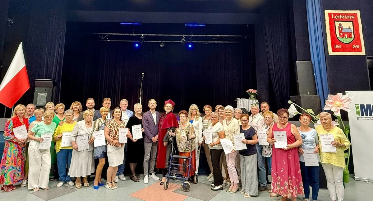 EDUKACJA, Uroczyste zakończenie akademickiego Uniwersytetu Trzeciego Wieku Akademii - zdjęcie, fotografia