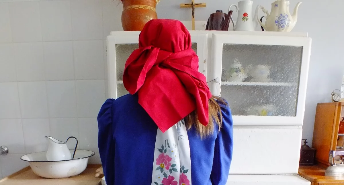 Strój paradny mężatki z chustą purpurką od tyłu
