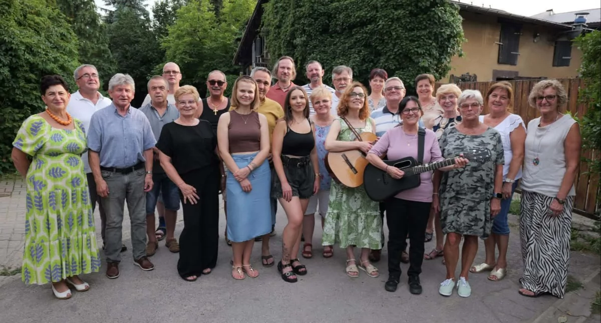 Wspólne biesiadowanie i śpiewanie przy ognisku w Stadninie Koni Błyskawica w Kosztowach.
