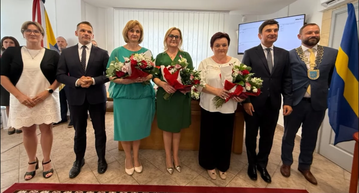 SAMORZĄD, Złote Medale Długoletnią Służbę urzędniczek Chełmu Śląskiego - zdjęcie, fotografia
