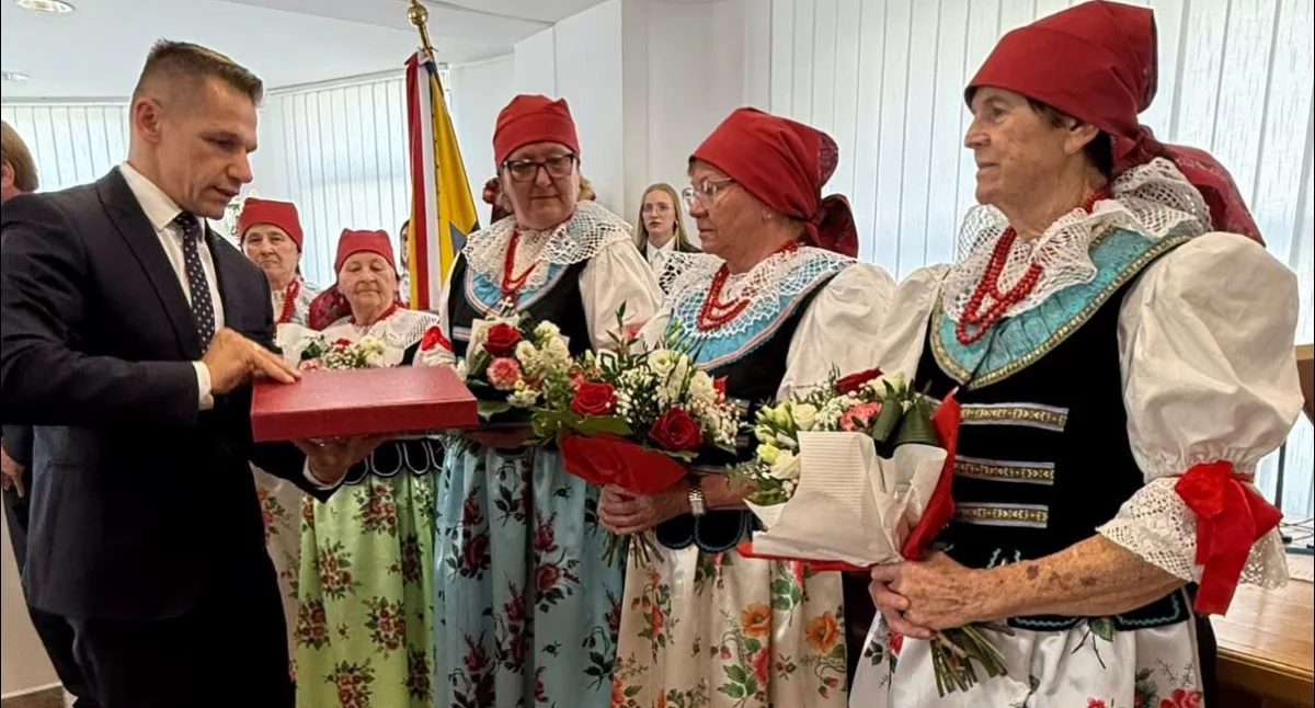Koncerty i muzyka, Kopciowiczanki uhonorowane Złotą Odznaką Honorową Zasługi Województwa Śląskiego - zdjęcie, fotografia